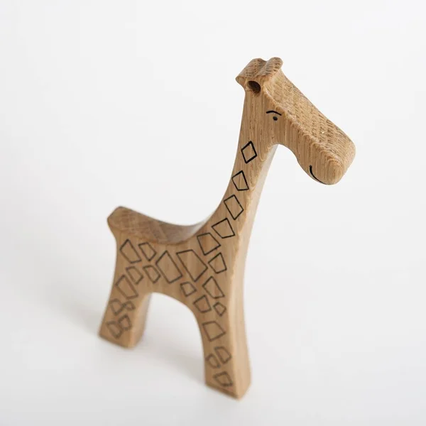 Het houten speelgoed van Giraffe voor kinderen kant geïsoleerde witte achtergrond met schaduw reflectie bekijken in de studio. — Stockfoto