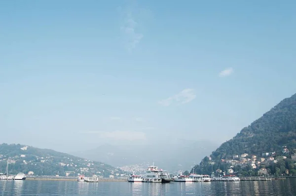코 모, 이탈리아-2014입니다. 안개가 하루, 매력적인 마을 호수와 알프스의 산들 사이 호수 Como의 보기. 롬바르디아 지역, 북부 이탈리아 — 스톡 사진