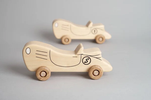 Kinderen speelgoed, een oude houten auto — Stockfoto