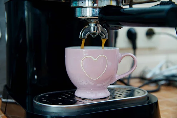 Süßer Morgen Wochenende zu Hause - Nahaufnahme einer Kaffeemaschine, die Espresso mit weichem Hintergrund einschenkt — Stockfoto