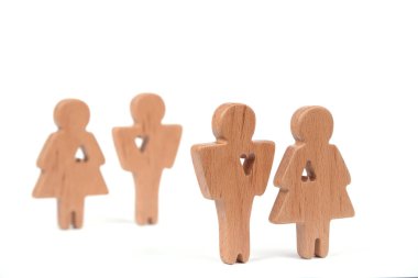 Siluetleri adam, kadın ve kalp kesip beyaz bir arka plan şekilleri içinde. Mutlu çift aşık. Erkek ve kadın, farklı şekillerde seviyorum