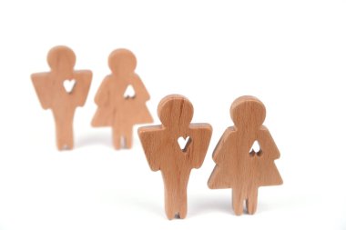 Siluetleri adam, kadın ve kalp kesip beyaz bir arka plan şekilleri içinde. Mutlu çift aşık. Erkek ve kadın, farklı şekillerde seviyorum