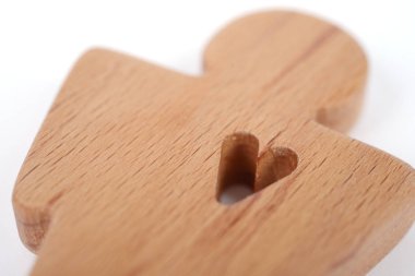 Siluetleri adam, kadın ve kalp kesip beyaz bir arka plan şekilleri içinde. Mutlu çift aşık. Erkek ve kadın, farklı şekillerde seviyorum