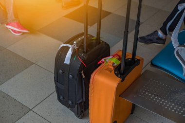 Siyah ve turuncu bavul önce hareket havaalanında