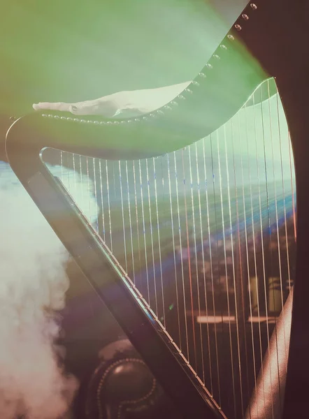 Electro harfa w promienie światła — Zdjęcie stockowe