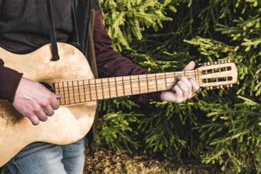 Çim yaz gitar ile müzisyen