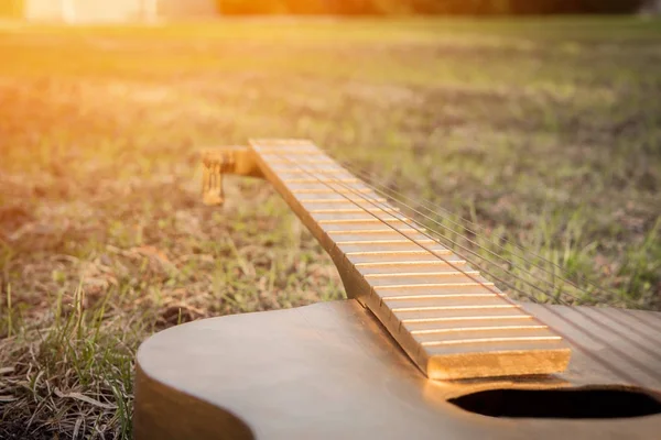 Акустична гітара на траві літо — стокове фото