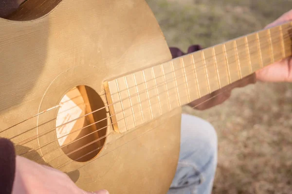 Çim yaz gitar ile müzisyen — Stok fotoğraf