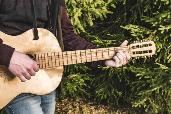 Muzyk z gitara w lecie trawy — Zdjęcie stockowe