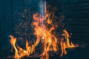 Sıcak ızgarada parlak yanan ateş