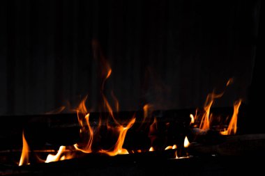 Sıcak ızgarada parlak yanan ateş