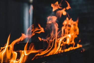 Sıcak ızgarada parlak yanan ateş