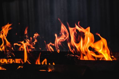 Sıcak ızgarada parlak yanan ateş
