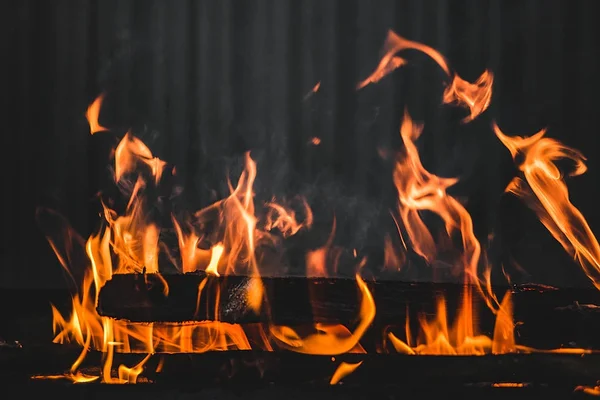 Feuer brennt auf dem Grill heiß und hell — Stockfoto