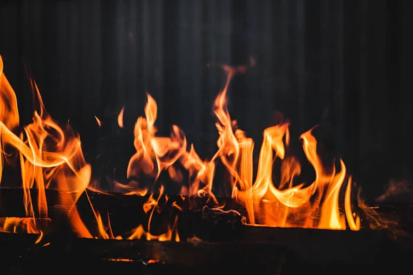 Eld brinnande på grillen varm ljus — Stockfoto