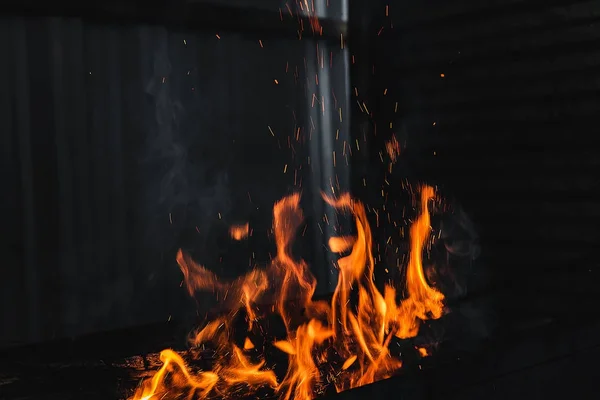 Ogień, spalanie na gorący grilla jasny — Zdjęcie stockowe