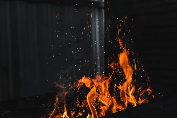 Feuer brennt auf dem Grill heiß und hell — Stockfoto