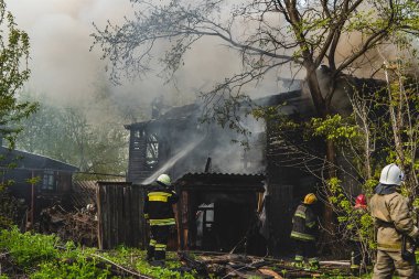 İtfaiye yangın söndürmek