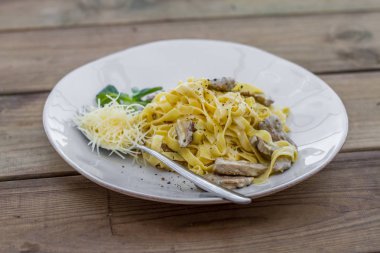 mantar ve soslu makarna