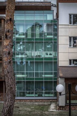 Yaz aylarında modern bina