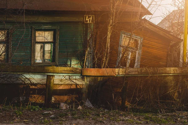 Velha casa de madeira em um verão — Fotografia de Stock