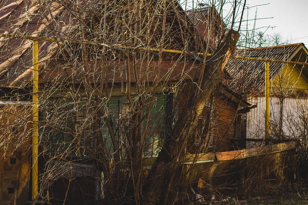 Vecchia casa di legno su un'estate — Foto Stock