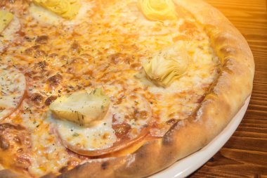 Bir kafede çok lezzetli pizza