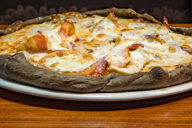 Bir kafede çok lezzetli pizza