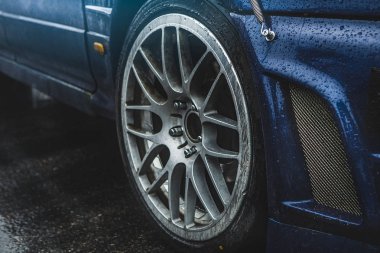 Spor araba yan görünüm, alaşım jantlar