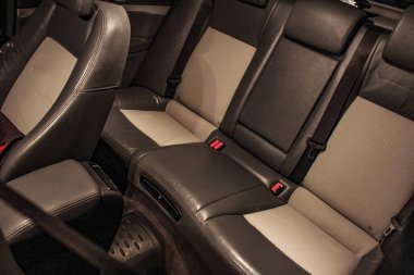 Salon bir araba, deri ve plastik parçalar