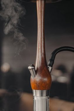 Cam ve ahşap yapılmış şık nargile