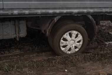 Bir araba çamura sonbahar günü sıkışmış.