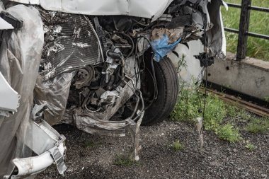 Park yerinde kırık beyaz bir minibüs