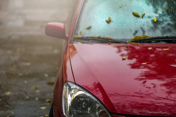 Красный Автомобиль Последний Осенний День — стоковое фото