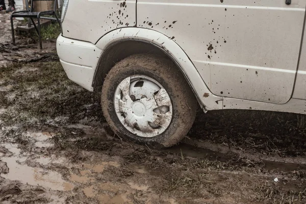 Carro Preso Lama Dia Outono — Fotografia de Stock