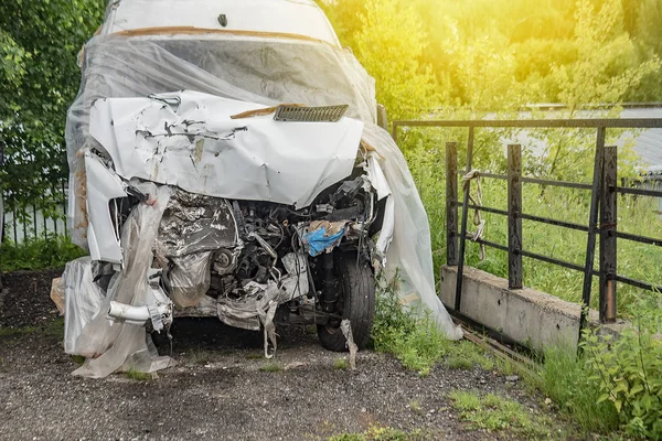 Ein Kaputter Weißer Lieferwagen Auf Dem Parkplatz — Stockfoto