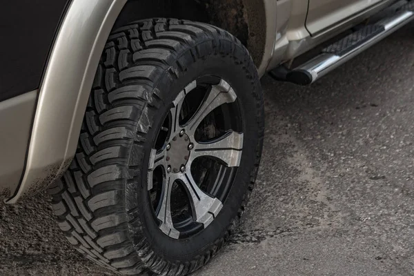 Roue Une Voiture Garée Près Voiture — Photo