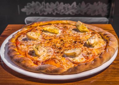 Taze pişmiş bir kafede sıcak lezzetli pizza