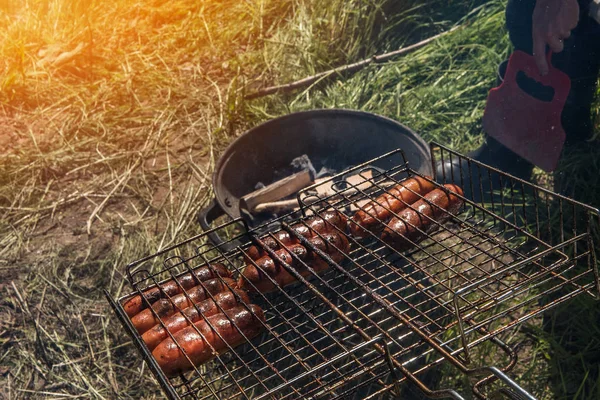 Las Salchichas Fríen Parrilla Fuego Abierto — Foto de Stock