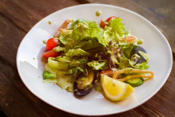 Salada Saborosa Com Frutos Mar Prato Branco — Fotografia de Stock