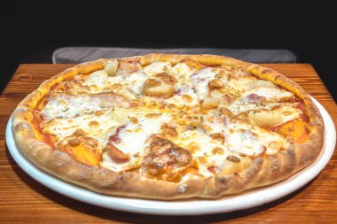 Taze pişmiş bir kafede sıcak lezzetli pizza