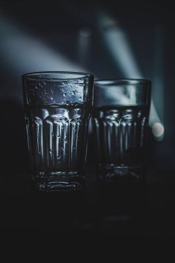 Bir kulüp partisinde iki boş bardak bardak