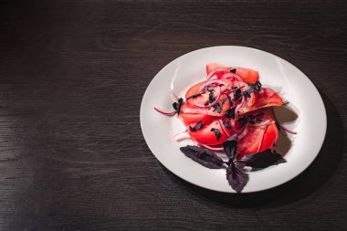 Lezzetli ve taze salata domates ve soğan ile