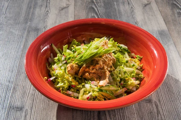 Délicieuse Salade Avec Dans Café Sur Fond Bois — Photo