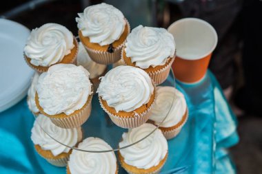 Beyaz krem top ile lezzetli muffins