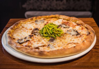 Taze pişmiş bir kafede sıcak lezzetli pizza