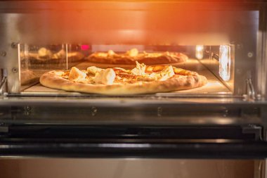 Taze pişmiş bir kafede sıcak lezzetli pizza