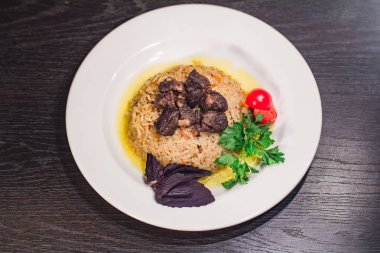 Lezzetli sıcak pilav et ile oriental üzerinde pirinç