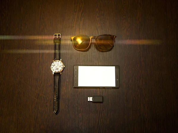 Ρολόι Γυαλιά Και Τηλέφωνο Που Βρίσκεται Στο Τραπέζι Των Διαπραγματεύσεων — Φωτογραφία Αρχείου