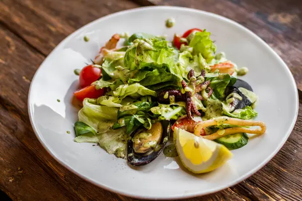 Salade Savoureuse Aux Fruits Mer Sur Une Assiette Blanche — Photo